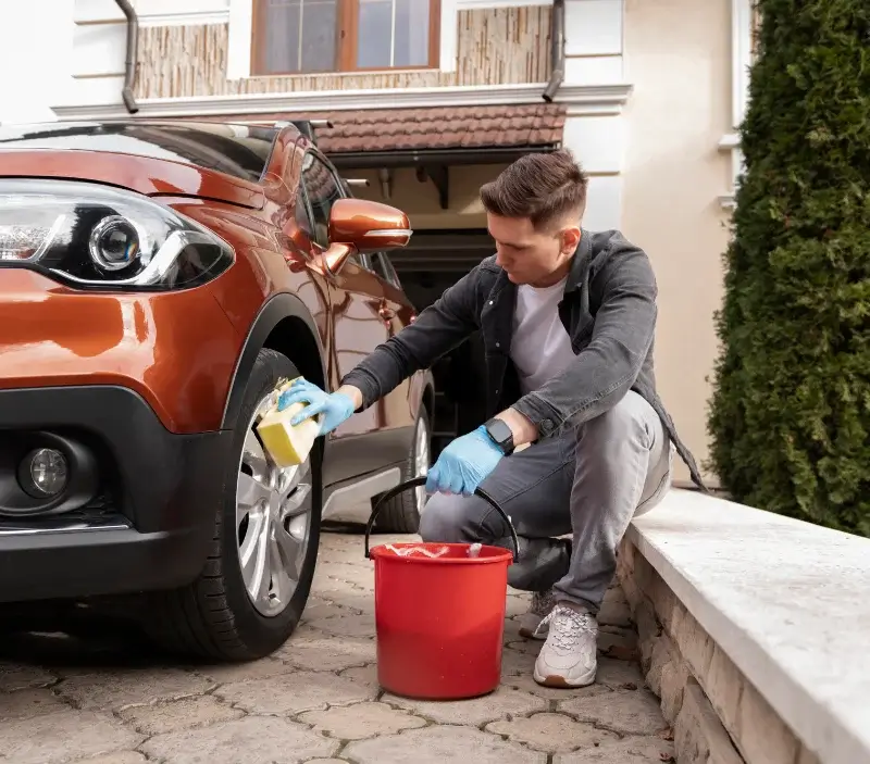 Lavage auto à domicile Saint-Jean-de-Cornies : professionnel intervenant sur un véhicule